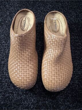 Women's slip-resistant work clogs. Easy Works by Easy Street Soliea Woven Size 7